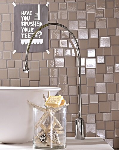 mosaik über dem waschbecken